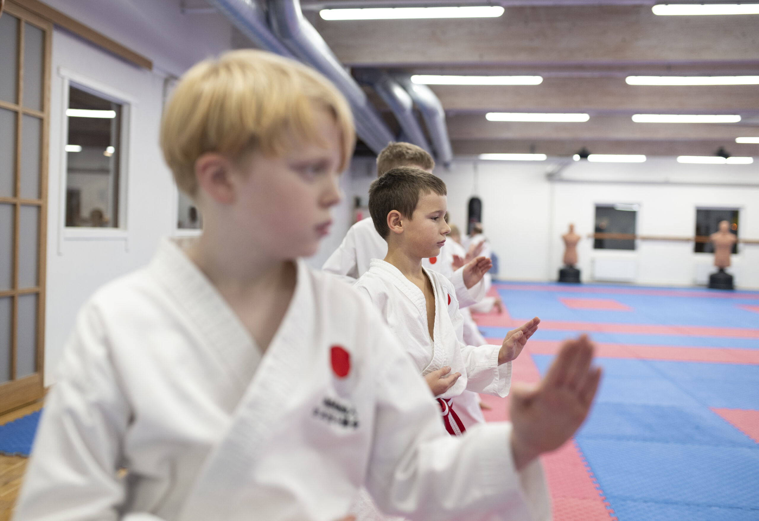 Barn som tränar karate på i föreningen Zendokai Karate i Halmstad.